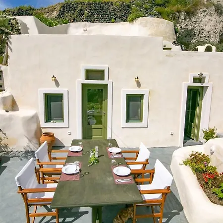 Agrilia Secluded Cave House Thirasía